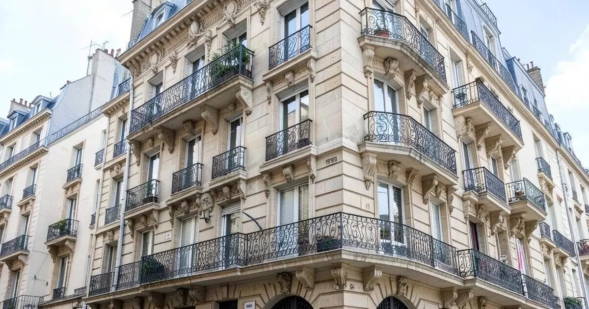 Façades d’immeubles anciens du centre-ville à Arles